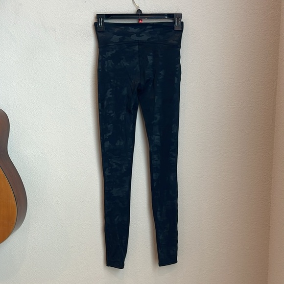 Spanx Faux Leather Camo Leggings Size Small - Picture 7 of 9